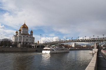 Fototapeta na wymiar Mosca, Russia, 26/04/2017: una delle crociere sul fiume Moscova con vista della Cattedrale di Cristo Salvatore, la più alta chiesa cristiana ortodossa del mondo, e il ponte del Patriarca