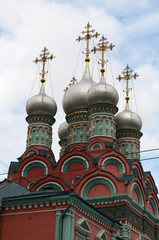 Fototapeta na wymiar Mosca, 25/04/2017: le cupole della chiesa ortodossa di San Gregorio di NeoCaesarea, costruita tra il 1662 e il 1679 dallo zar Alessio I, padre di Pietro Grande