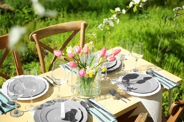 Photo sur Plexiglas Pique-nique Beautiful table setting with vase of flowers in garden