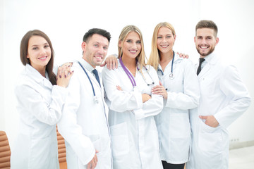 Fototapeta premium Szczęśliwy i pewny siebie zespół lekarzy pozowanie na kamery