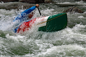 Kayak tra le rapide di un torrente