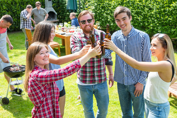 Grillparty in eigenem Garten 