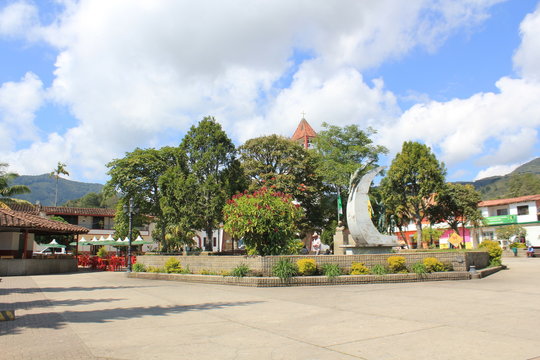 Parque principal. G&oacute;mez Plata, Antioquia, Colombia.