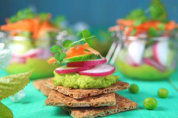 тост из авокадо,свежего огурца,редиски и моркови