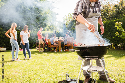 "Grillparty im Garten" Stockfotos und lizenzfreie Bilder auf Fotolia