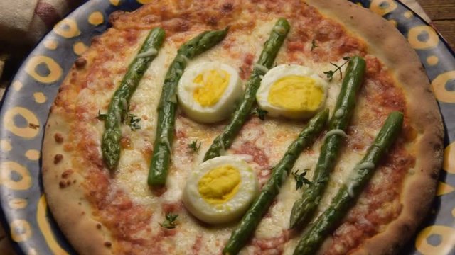 Pizza Asparagus officinalis Asperge Asparagi video Gem&uuml;sespargel Esp&aacute;rrago Eggs  Asparago Huevo Szparag Pizze lekarski Uovo K&ouml;z&ouml;ns&eacute;ges sp&aacute;rga Egg Sparris
