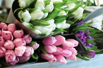 Crédence de cuisine en verre imprimé Fleuriste Colorful tulips in flower shop