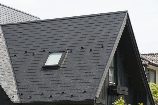 住宅の設備　急斜面の屋根の天窓イメージ