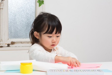 折り紙をする子供