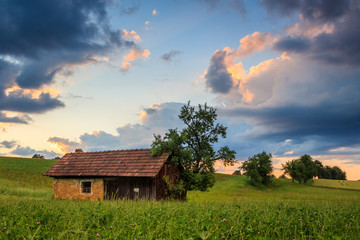 Alte Hütte in ländlicher Gegend
