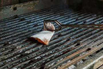 oiling bbq mesh with bacon