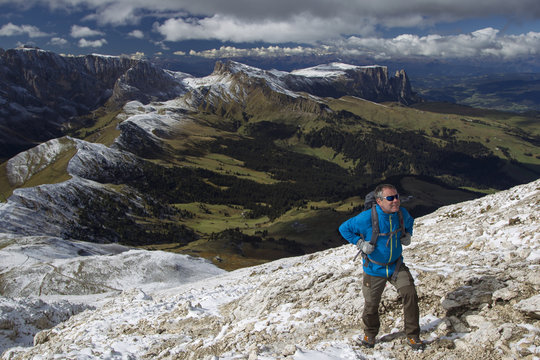 Wanderer auf dem Weg zum Plattkofel in Südtirol