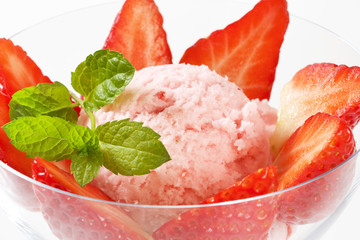 strawberry ice cream sundae