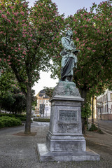 Fototapeta premium Denkmal am Schillerplatz in Mainz