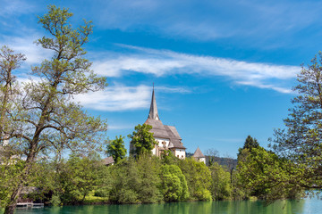 Fototapeta na wymiar Kirche Maria Wörth im Wörthersee, Kärnten, Österreich
