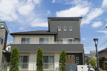 新築分譲住宅街　イメージ　爽やかな青空　新緑　大空コピースペース