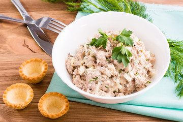 Салат из консервированной сайры и куриных яиц и пустые тарталетки