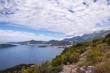 Вид на Будванскую ривьеру с цветущих холмов. Черногория.