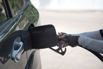 Handle fuel nozzle to refuel