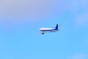 飛行機と青空