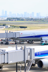 飛行機と梅田の高層ビル群 -大阪国際空港-