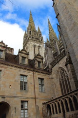 Musée départemental breton et clochers de la cathédrale Saint Corentin à Quimper