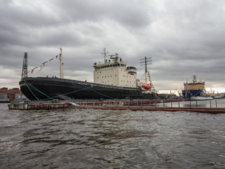 Icebreaker in prikole in St. Petersburg