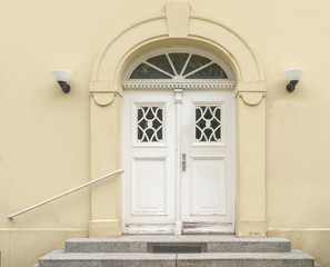 Alte weiße Haustür