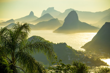 Goldener Sonnenuntergang malerischer Blick auf die dramatische Landschaft von Rio de Janeiro, Brasilien mit Guanabara Bay