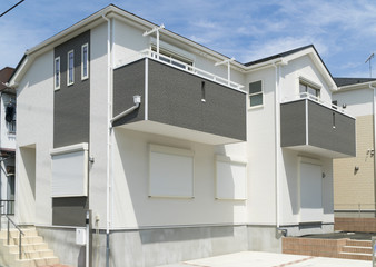 住宅街　東京都市部の2階建て住宅　ローコスト　敷地面積が狭い　