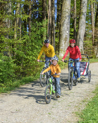 fröhliche Radtour mit Nachwuchs und E-Bike