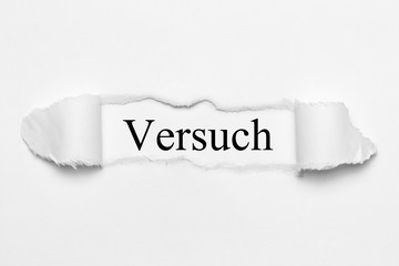 Versuch auf weißen gerissenen Papier