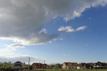 Fototapeta na wymiar z małej chmury duży deszcz 