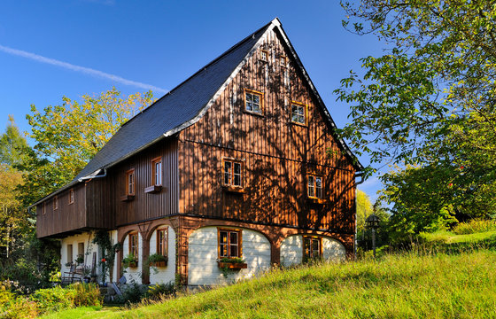 historisches Umgebindehaus, Hinterhermsdorf, Landkreis S&auml;chsische Schweiz-Osterzgebirge, Sachsen, Deutschland