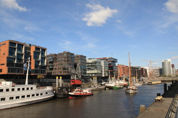 Obraz premium Maritimes Flair in der Hamburger Hafencity / Der Traditionsschiffhafen als neue Attraktion der Hansestadt