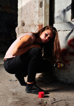 M&auml;dchen, 15 Jahre, mit Farbspraydose, Graffiti
