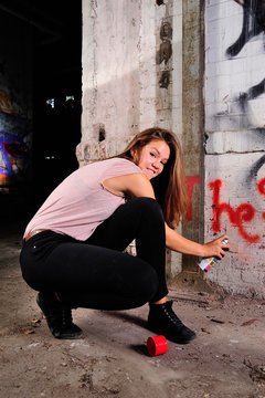 M&auml;dchen, 15 Jahre, mit Farbspraydose, Graffiti