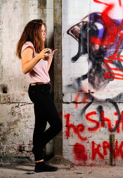 M&auml;dchen, 15 Jahre, mit Farbspraydose, Graffiti
