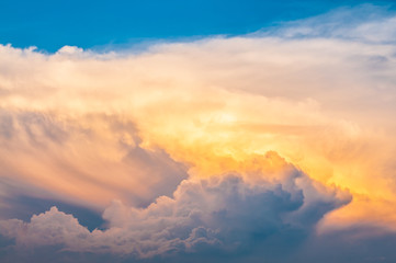 Naklejka premium Cloud and sky at sunset.background