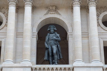Obraz premium Statue of Napoleon Bonaparte in Hotel des Invalides