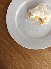 Angebissener Kokosskuchen 