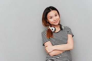 Obraz premium Pretty young woman with arms crossed.