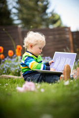 im Garten lesen