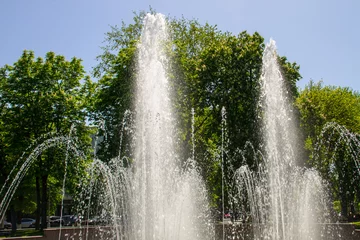 Papier Peint photo Fontaine Splashes of fountain water in city park