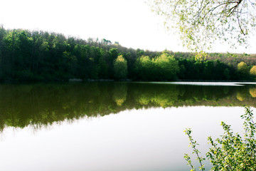 Obraz premium Morning on the mirror lake in the village