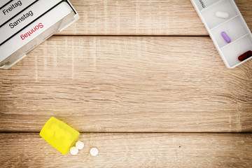 Tablettenspender auf einem Holz Hintergrund