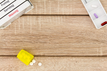 Tablettenspender auf einem Holz Hintergrund