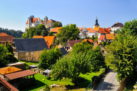 Hohnstein, im Hintergrund Burg Hohnstein und Stadtkirche, Landkreis S&auml;chsische Schweiz-Osterzgebirge, Sachsen, Deutschland