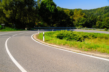 Stra&szlig;e mit steiler 180 Grad Serpentinkurve