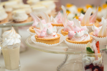 Obraz na płótnie Canvas glass stand with cupcakes on a wedding candy bar table